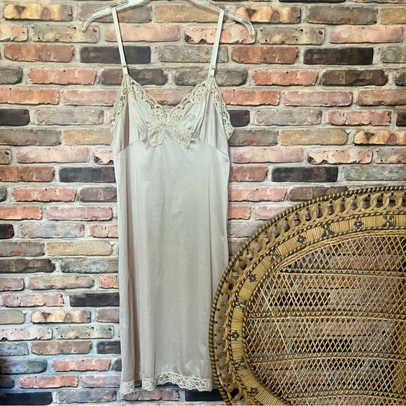 Vassarette Nude/Blush Vintage Slip - Picture 2 of 11